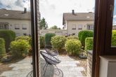 Wohnen auf einer Ebene mit Einliegerwohnung, Wellnessbereich und traumhaftem Garten in der Eifel - Terrasse Einliegerwohnung