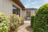 Wohnen auf einer Ebene mit Einliegerwohnung, Wellnessbereich und traumhaftem Garten in der Eifel - Terrasse Einliegerwohnung