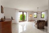 Wohnen auf einer Ebene mit Einliegerwohnung, Wellnessbereich und traumhaftem Garten in der Eifel - Einliegerwohnung Wohnzimmer