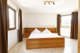 Wohnen auf einer Ebene mit Einliegerwohnung, Wellnessbereich und traumhaftem Garten in der Eifel - Schlafzimmer Einliegerwohnung