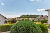 Wohnen auf einer Ebene mit Einliegerwohnung, Wellnessbereich und traumhaftem Garten in der Eifel - Seitenansicht
