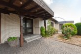 Wohnen auf einer Ebene mit Einliegerwohnung, Wellnessbereich und traumhaftem Garten in der Eifel - Eingansbereich