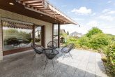 Wohnen auf einer Ebene mit Einliegerwohnung, Wellnessbereich und traumhaftem Garten in der Eifel - Terrasse