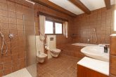 Wohnen auf einer Ebene mit Einliegerwohnung, Wellnessbereich und traumhaftem Garten in der Eifel - Hauptbad