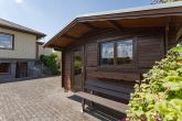 Wohnen auf einer Ebene mit Einliegerwohnung, Wellnessbereich und traumhaftem Garten in der Eifel - Gartenhütte