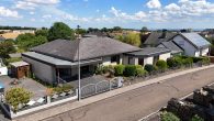 Wohnen auf einer Ebene mit Einliegerwohnung, Wellnessbereich und traumhaftem Garten in der Eifel - Luftansicht