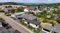 Wohnen auf einer Ebene mit Einliegerwohnung, Wellnessbereich und traumhaftem Garten in der Eifel - Luftansicht