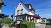 Modernisierte Doppelhaushälfte mit traumhafter Aussicht, liebevoll angelegtem Garten und Carport - Vorderansicht