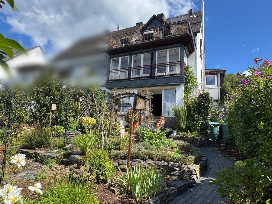 Modernisierte Doppelhaushälfte mit traumhafter Aussicht, liebevoll angelegtem Garten und Carport, 56859 Bullay, Haus