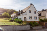 Großes Zweifamilienhaus mit großem Gartengrundstück und Garage - Forderansicht