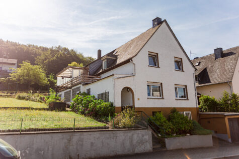 Großes Zweifamilienhaus mit großem Gartengrundstück und Garage, 56859 Bullay, Zweifamilienhaus