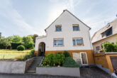 Großes Zweifamilienhaus mit großem Gartengrundstück und Garage - Forderansicht