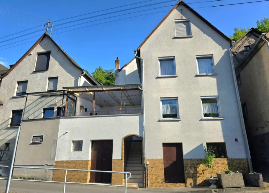Gepflegtes Einfamilienhaus mit Garage und Terrasse in hochwassersicherer Lage von Briedel/Mosel, 56867 Briedel, Einfamilienhaus
