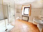 Einfamilienhaus mit 2 Garagen und Garten in ländlicher Umgebung in der Eifel - Badezimmer
