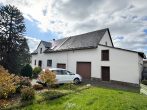 Einfamilienhaus mit 2 Garagen und Garten in ländlicher Umgebung in der Eifel - Vorderansicht