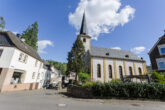 Einfamilienhaus mit Garage und Garten in hochwasserfreier Lage von Pünderich - Kirche in Pünderich