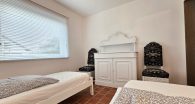 Schönes Blockhaus mit großem Garten, Garage und 2 Balkonen in ruhiger Hunsrücklage - Schlafzimmer EG