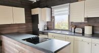 Schönes Blockhaus mit großem Garten, Garage und 2 Balkonen in ruhiger Hunsrücklage - Küche OG