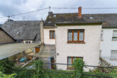 Einfamilienhaus in Zell mit Garage, Terrasse und Garten - perfekt für die Familie - Blick vom Garten