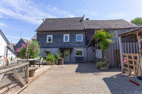 Ehemaliges Bauernhaus in idyllischer Lage im Hunsrück mit Scheune und großem Grundstück, 56858 Altlay, Haus