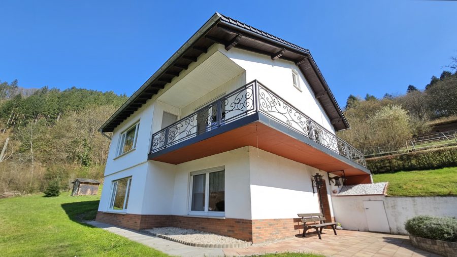 Einfamilienhaus in sonniger Höhenlage von Alf mit großem Grundstück und Garage für die große Familie, 56859 Alf, Einfamilienhaus