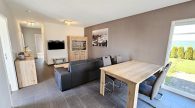 Wohnen und Arbeiten auf großem Grundstück in Beuren - Große Halle mit Wohnhaus, 3 Garagen und Garten - Wohnzimmer Wohnhaus