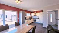 Wohnen und Arbeiten auf großem Grundstück in Beuren - Große Halle mit Wohnhaus, 3 Garagen und Garten - Essbereich und Küche Wohnhaus