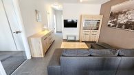 Wohnen und Arbeiten auf großem Grundstück in Beuren - Große Halle mit Wohnhaus, 3 Garagen und Garten - Wohnbereich Wohnhaus