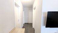 Wohnen und Arbeiten auf großem Grundstück in Beuren - Große Halle mit Wohnhaus, 3 Garagen und Garten - Flur Wohnhaus
