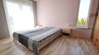 Wohnen und Arbeiten auf großem Grundstück in Beuren - Große Halle mit Wohnhaus, 3 Garagen und Garten - Schlafzimmer 1 Wohnhaus