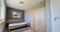 Wohnen und Arbeiten auf großem Grundstück in Beuren - Große Halle mit Wohnhaus, 3 Garagen und Garten - Schlafzimmer 2 wohnhaus