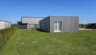 Wohnen und Arbeiten auf großem Grundstück in Beuren - Große Halle mit Wohnhaus, 3 Garagen und Garten - Seitenansicht