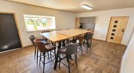 Wohnen und Arbeiten auf großem Grundstück in Beuren - Große Halle mit Wohnhaus, 3 Garagen und Garten - Aufenthaltsraum