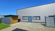 Wohnen und Arbeiten auf großem Grundstück in Beuren - Große Halle mit Wohnhaus, 3 Garagen und Garten - Seitenansicht Aufenthaltsraum/Werkstatt