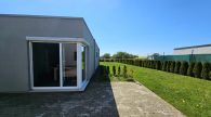 Wohnen und Arbeiten auf großem Grundstück in Beuren - Große Halle mit Wohnhaus, 3 Garagen und Garten - Seitenansicht