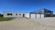 Wohnen und Arbeiten auf großem Grundstück in Beuren - Große Halle mit Wohnhaus, 3 Garagen und Garten - Gesamtansicht