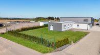 Wohnen und Arbeiten auf großem Grundstück in Beuren - Große Halle mit Wohnhaus, 3 Garagen und Garten - Gesamtansicht