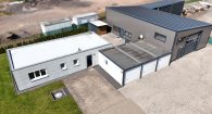 Wohnen und Arbeiten auf großem Grundstück in Beuren - Große Halle mit Wohnhaus, 3 Garagen und Garten - Luftansicht