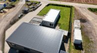Wohnen und Arbeiten auf großem Grundstück in Beuren - Große Halle mit Wohnhaus, 3 Garagen und Garten - Luftansicht