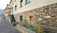Großzügiges Einfamilienhaus mit Garage, Terrasse und großem Gartengrundstück in Briedel/Mosel - Vorderansicht