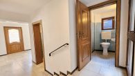 Großzügiges Einfamilienhaus mit Garage, Terrasse und großem Gartengrundstück in Briedel/Mosel - WC EG