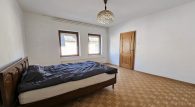 Großzügiges Einfamilienhaus mit Garage, Terrasse und großem Gartengrundstück in Briedel/Mosel - Schlafzimmer EG
