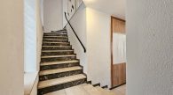 Großzügiges Einfamilienhaus mit Garage, Terrasse und großem Gartengrundstück in Briedel/Mosel - Treppe