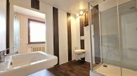 Großzügiges Einfamilienhaus mit Garage, Terrasse und großem Gartengrundstück in Briedel/Mosel - Badezimmer OG