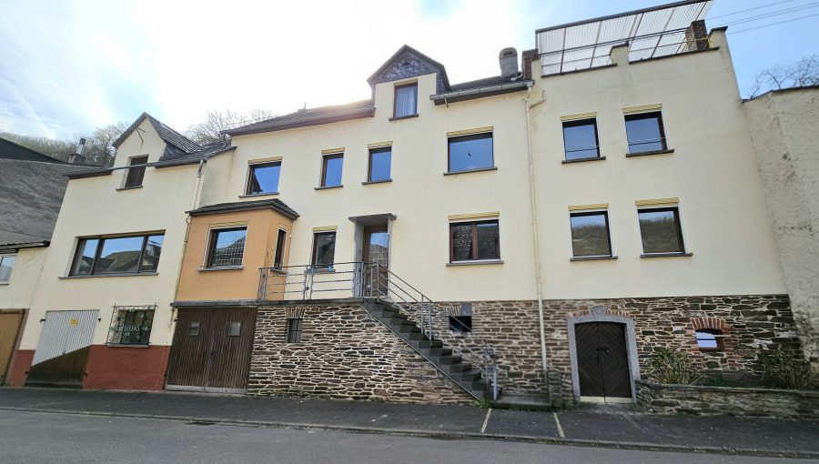 Großzügiges Einfamilienhaus mit Garage, Terrasse und großem Gartengrundstück in Briedel/Mosel, 56867 Briedel, Einfamilienhaus