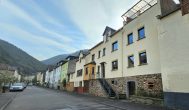 Großzügiges Einfamilienhaus mit Garage, Terrasse und großem Gartengrundstück in Briedel/Mosel - Vorderansicht