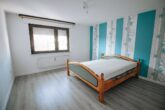 Teilrenoviertes 1-2 Familienhaus mit gutem Vermietungspotenzial - Schlafzimmer OG Anbau