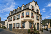 Einfamilienhaus mit Garage, und 2 Terrassen im Ortskern von Pünderich - Gestaltungsvorschlag durch KI, Denkmalschtz-Genehmigung vorausgesetzt