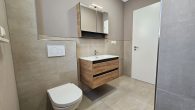 Modernes Einfamilienhaus im Hunsrück – Neubau mit großem Garten & KfW-40-Standard - Bad EG