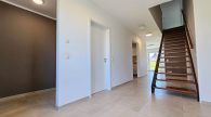 Modernes Einfamilienhaus im Hunsrück – Neubau mit großem Garten & KfW-40-Standard - Flur EG